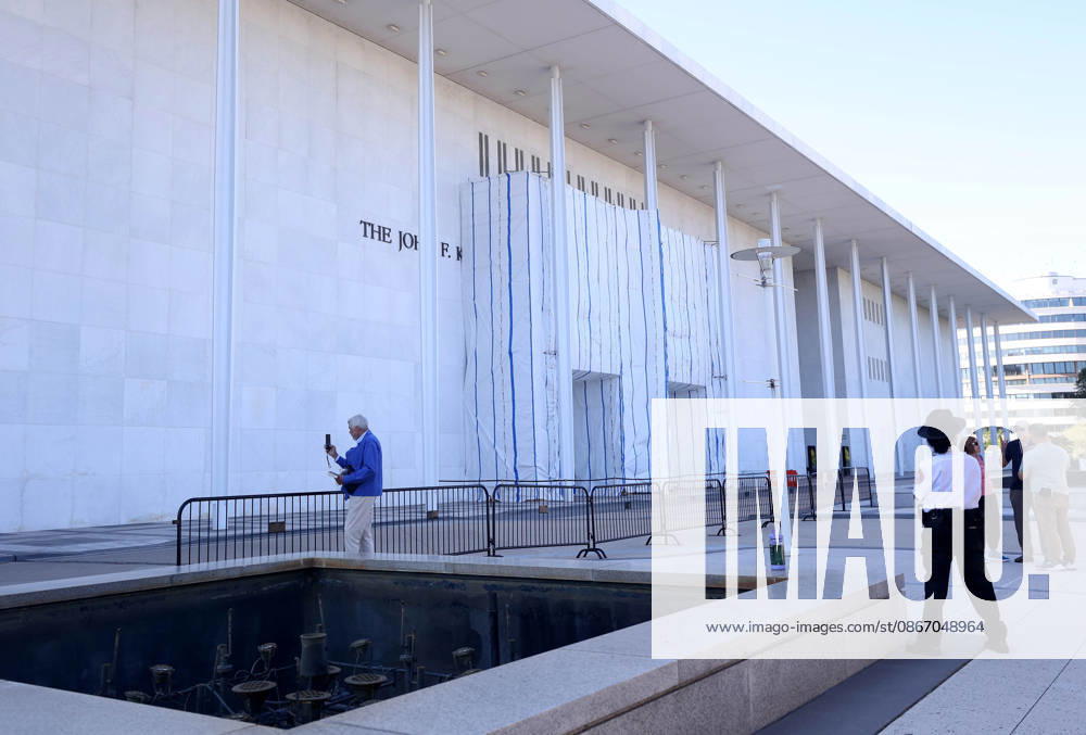 Newly installed metallic fences surround the John F. Kennedy Center for the Performing Arts in Washington, DC, USA, on September 16, 2026. Barricades were placed around the Kennedy Center building a day after the Kennedy Center Board voted to close the venue for repairs after a federal judge blocked the institution from returning President Donald Trumps name to the building. Washington USA - ZUMAs337 20260916_znp_s337_039