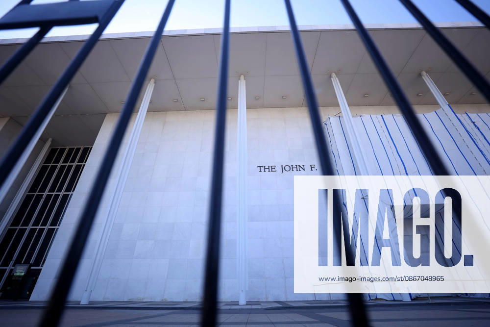 Newly installed metallic fences surround the John F. Kennedy Center for the Performing Arts in Washington, DC, USA, on September 16, 2026. Barricades were placed around the Kennedy Center building a day after the Kennedy Center Board voted to close the venue for repairs after a federal judge blocked the institution from returning President Donald Trumps name to the building. Washington USA - ZUMAs337 20260916_znp_s337_040