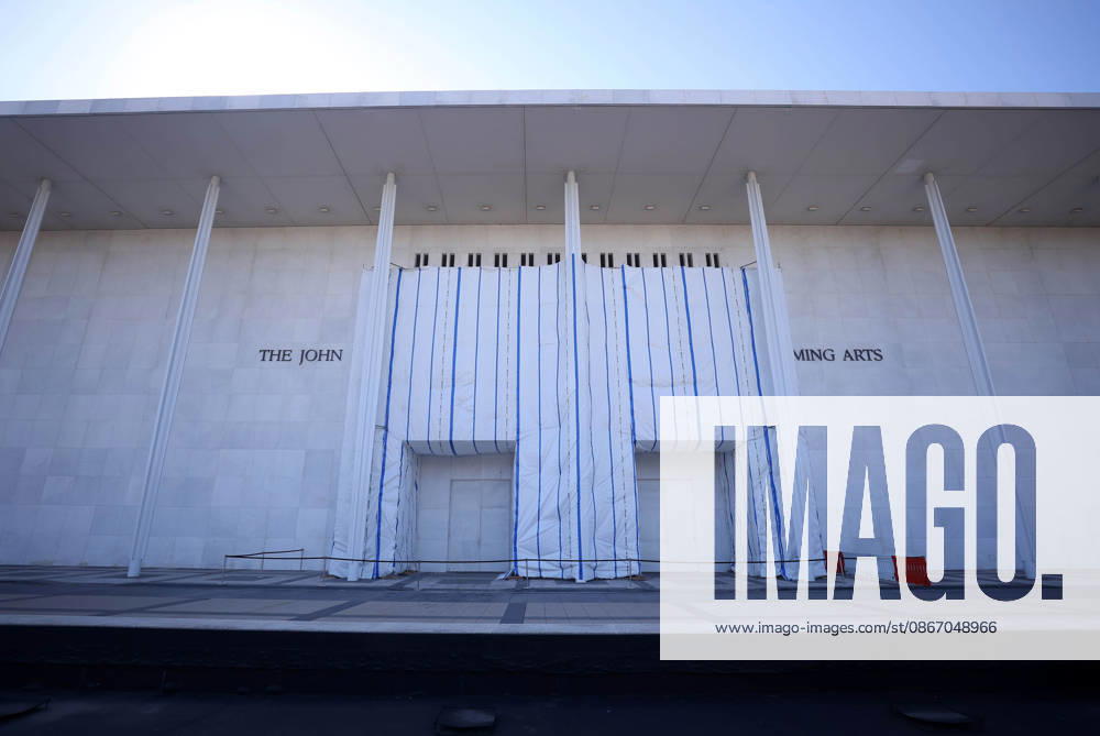 A tarp covers portions of the sign at the John F. Kennedy Center for the Performing Arts in Washington, DC, USA, on September 16, 2026. Barricades were placed around the Kennedy Center building a day after the Kennedy Center Board voted to close the venue for repairs after a federal judge blocked the institution from returning President Donald Trumps name to the building. Washington USA - ZUMAs337 20260916_znp_s337_041
