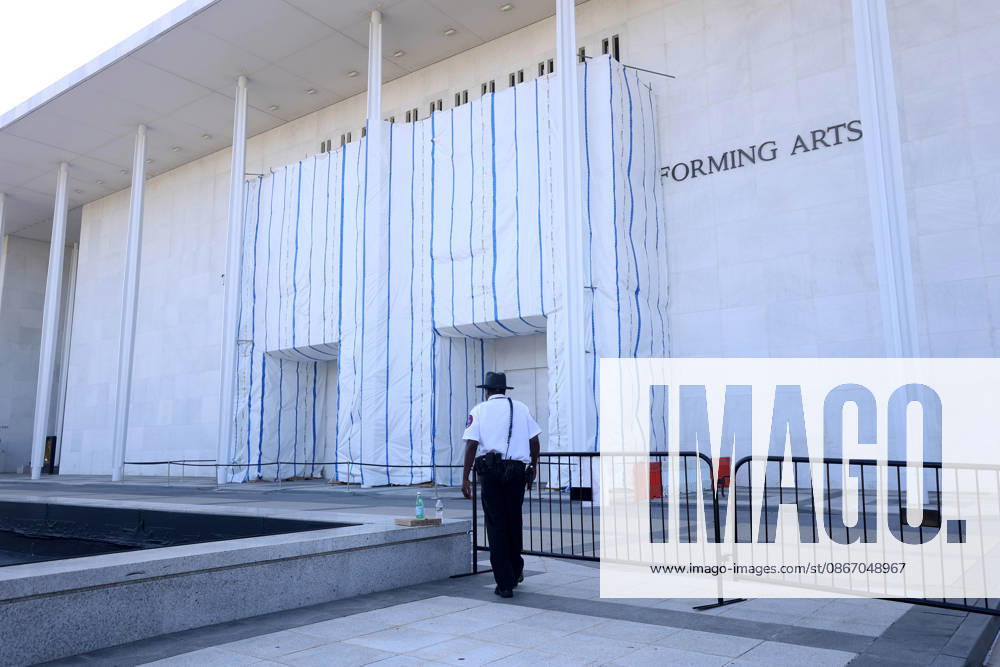 Newly installed metallic fences surround the John F. Kennedy Center for the Performing Arts in Washington, DC, USA, on September 16, 2026. Barricades were placed around the Kennedy Center building a day after the Kennedy Center Board voted to close the venue for repairs after a federal judge blocked the institution from returning President Donald Trumps name to the building. Washington USA - ZUMAs337 20260916_znp_s337_042