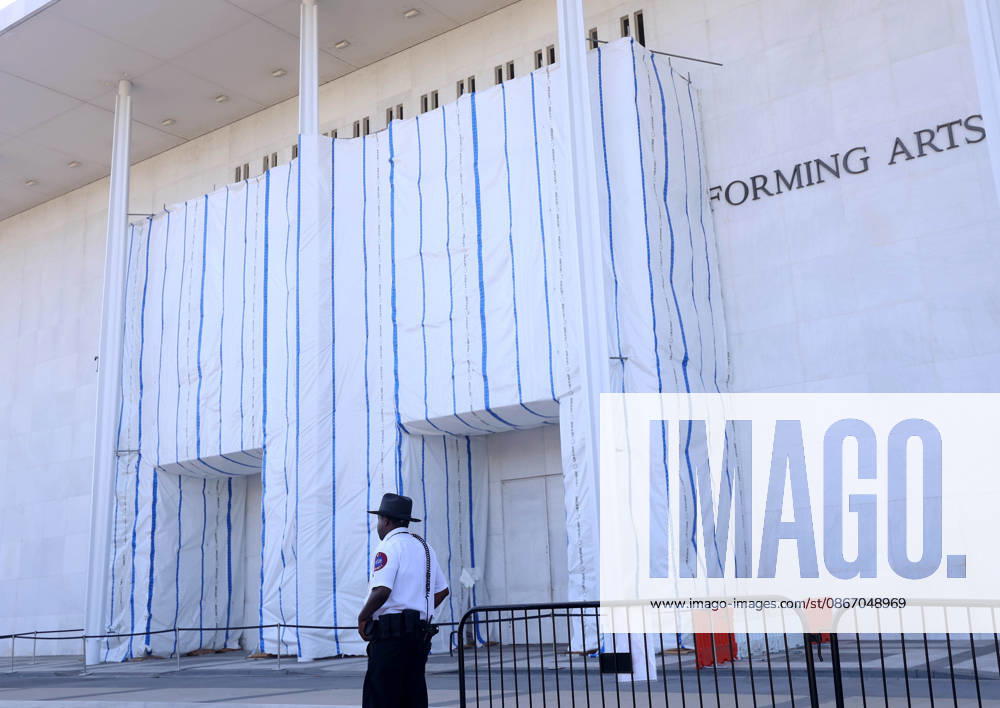 Newly installed metallic fences surround the John F. Kennedy Center for the Performing Arts in Washington, DC, USA, on September 16, 2026. Barricades were placed around the Kennedy Center building a day after the Kennedy Center Board voted to close the venue for repairs after a federal judge blocked the institution from returning President Donald Trumps name to the building. Washington USA - ZUMAs337 20260916_znp_s337_043