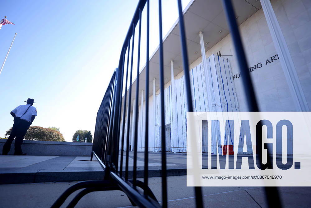 Newly installed metallic fences surround the John F. Kennedy Center for the Performing Arts in Washington, DC, USA, on September 16, 2026. Barricades were placed around the Kennedy Center building a day after the Kennedy Center Board voted to close the venue for repairs after a federal judge blocked the institution from returning President Donald Trumps name to the building. Washington USA - ZUMAs337 20260916_znp_s337_044