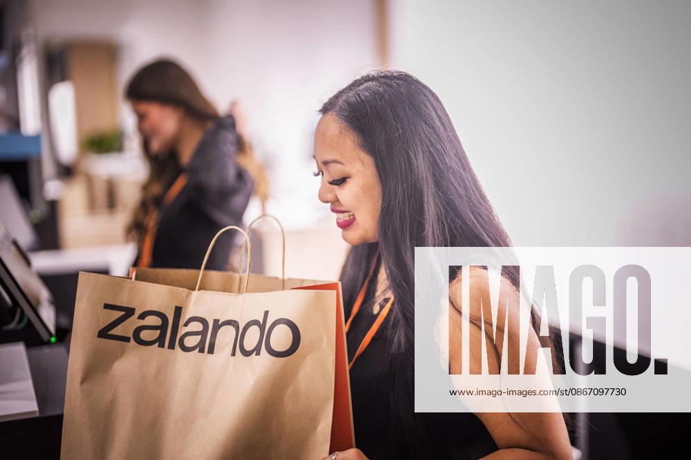 Fotostory Pressetermin bei Zalando: ZALANDO Outlet Store, Headquarters, and Workspaces in Berlin, photographed on September 16, 2026, Berlin, September 16, 2026, Berlin, Germany FOR – IMAGE USE ONLY IN A ZALANDO CONTEXT