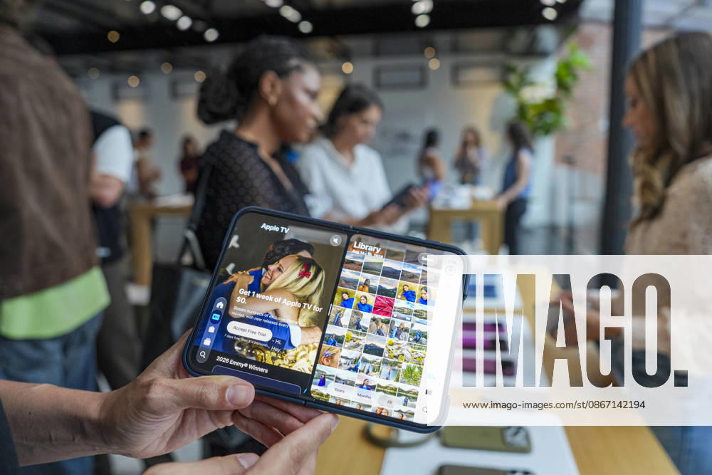 A person holds the new iPhone Duo in New York, United States, 17 September 2026. Apple made the leap into the foldable phone market with the unveiling of the iPhone Duo, a hybrid device halfway between the iPhone and the iPad with which the tech giant seeks to redefine mobile productivity and multimedia consumption, albeit with a significant barrier to entry: a starting price of $1,999 that increases significantly in international markets. iPhone Duo, a $2,000 hybrid between phone and iPad focused on productivity !ACHTUNG: NUR REDAKTIONELLE NUTZUNG!