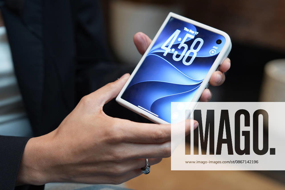 A person holds the new iPhone Duo in New York, United States, 17 September 2026. Apple made the leap into the foldable phone market with the unveiling of the iPhone Duo, a hybrid device halfway between the iPhone and the iPad with which the tech giant seeks to redefine mobile productivity and multimedia consumption, albeit with a significant barrier to entry: a starting price of $1,999 that increases significantly in international markets. iPhone Duo, a $2,000 hybrid between phone and iPad focused on productivity !ACHTUNG: NUR REDAKTIONELLE NUTZUNG!