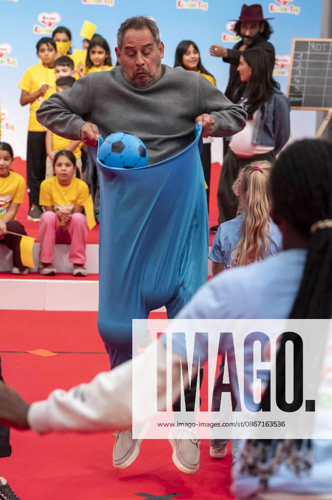 ABB Children s Day: Moritz Bleibtreu catches a ball while wearing baggy pants at the Children s Day event at the Atelier Gardens in Berlin on September 17, 2026