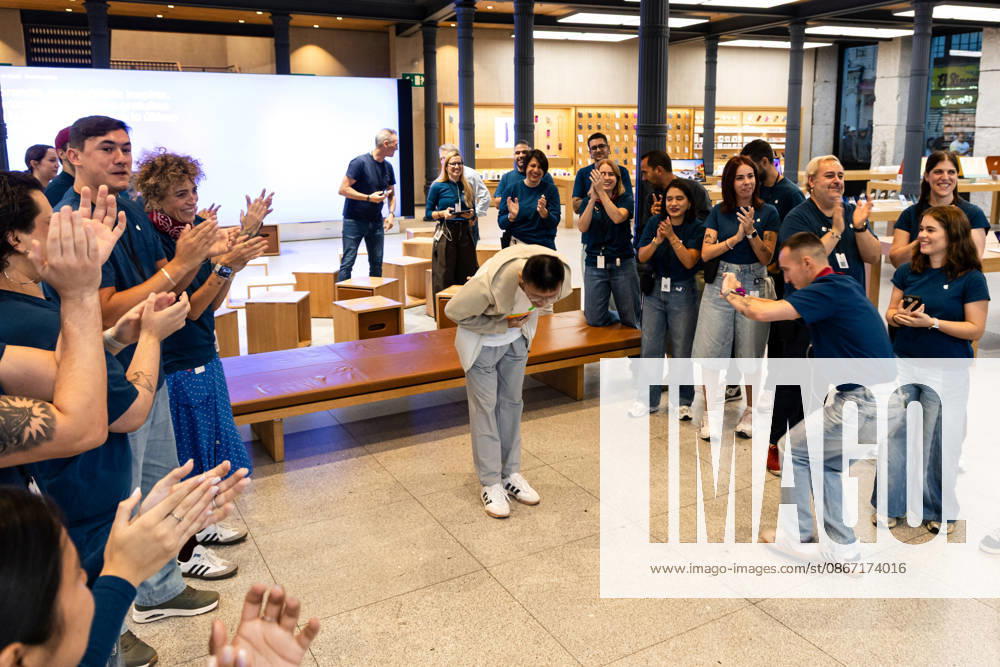 Apple launches its new products. Store employees welcome Chinese tourist Junlai Zhang, who is first in line to enter the Apple Store at Puerta del Sol, on September 18, 2026, in Madrid, Spain. Apple is unveiling its new line of smartphones to the public today: iPhone 18, Apple Watch Series 12, Apple Watch Ultra 4, and AirPods. Apple is also releasing its first foldable iPhone, the iPhone Duo. SEPTEMBER 18, 2026 Carlos Lujá Madrid, Spain