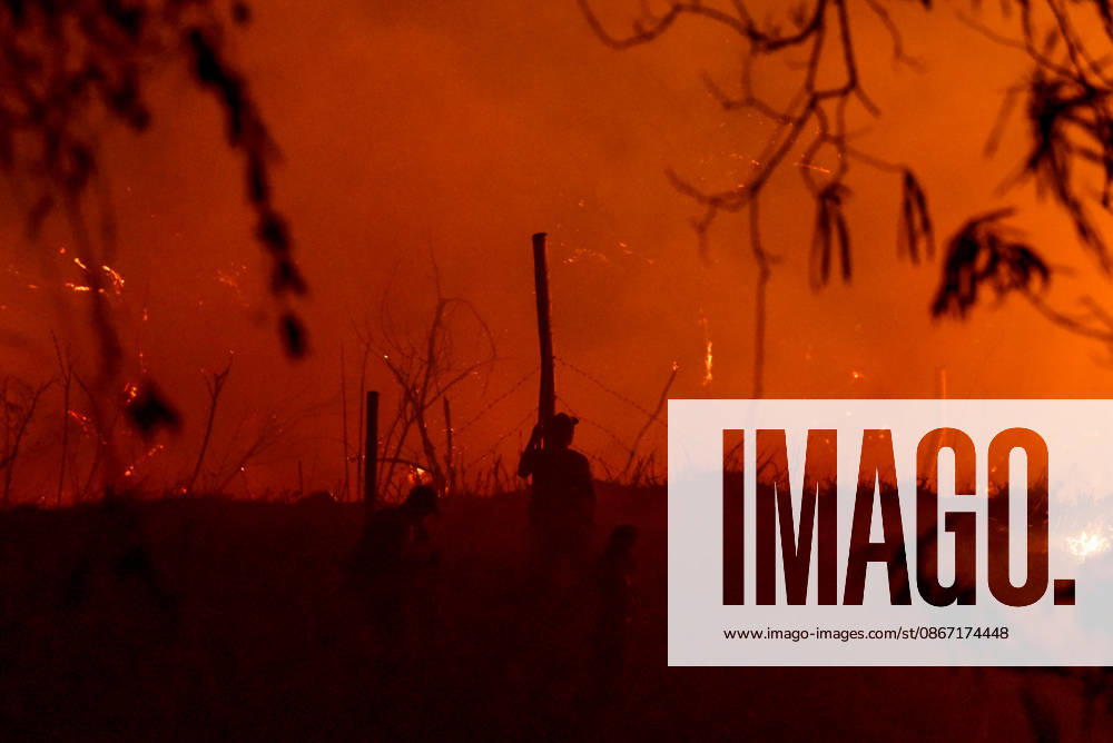 Wildfire puts Cali community in Altos de Menga neighborhood at risk CALI, COLOMBIA - SEPTEMBER 17: Firefighters and local residents work together to battle a fast-moving wildfire threatening homes in the Altos de Menga neighborhood in northern Cali, Colombia on September 17, 2026. Fueled by prolonged dry conditions, lack of rainfall, and strong winds, the blaze tore through hillside vegetation, impacting at least five homes and sending large plumes of smoke across the city as emergency crews navigated difficult mountainous terrain to contain the spread. Edwin Rodriguez Pipicano Anadolu Cali Colombia. Editorial use only. Please get in touch for any other usage.