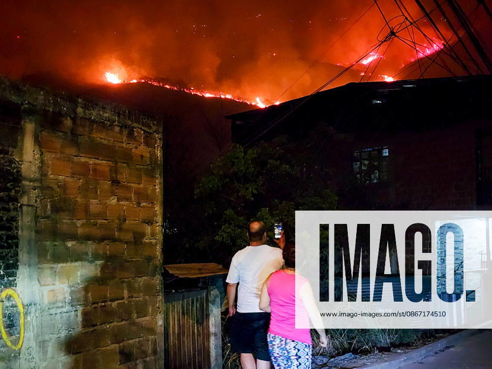 Wildfire puts Cali community in Altos de Menga neighborhood at risk CALI, COLOMBIA - SEPTEMBER 17: Firefighters and local residents work together to battle a fast-moving wildfire threatening homes in the Altos de Menga neighborhood in northern Cali, Colombia on September 17, 2026. Fueled by prolonged dry conditions, lack of rainfall, and strong winds, the blaze tore through hillside vegetation, impacting at least five homes and sending large plumes of smoke across the city as emergency crews navigated difficult mountainous terrain to contain the spread. Edwin Rodriguez Pipicano Anadolu Cali Colombia. Editorial use only. Please get in touch for any other usage.