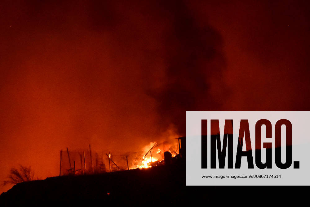 Wildfire puts Cali community in Altos de Menga neighborhood at risk CALI, COLOMBIA - SEPTEMBER 17: Firefighters and local residents work together to battle a fast-moving wildfire threatening homes in the Altos de Menga neighborhood in northern Cali, Colombia on September 17, 2026. Fueled by prolonged dry conditions, lack of rainfall, and strong winds, the blaze tore through hillside vegetation, impacting at least five homes and sending large plumes of smoke across the city as emergency crews navigated difficult mountainous terrain to contain the spread. Edwin Rodriguez Pipicano Anadolu Cali Colombia. Editorial use only. Please get in touch for any other usage.