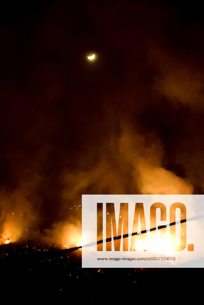 Wildfire puts Cali community in Altos de Menga neighborhood at risk CALI, COLOMBIA - SEPTEMBER 17: Firefighters and local residents work together to battle a fast-moving wildfire threatening homes in the Altos de Menga neighborhood in northern Cali, Colombia on September 17, 2026. Fueled by prolonged dry conditions, lack of rainfall, and strong winds, the blaze tore through hillside vegetation, impacting at least five homes and sending large plumes of smoke across the city as emergency crews navigated difficult mountainous terrain to contain the spread. Edwin Rodriguez Pipicano Anadolu Cali Colombia. Editorial use only. Please get in touch for any other usage.