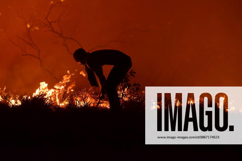 Wildfire puts Cali community in Altos de Menga neighborhood at risk CALI, COLOMBIA - SEPTEMBER 17: Firefighters and local residents work together to battle a fast-moving wildfire threatening homes in the Altos de Menga neighborhood in northern Cali, Colombia on September 17, 2026. Fueled by prolonged dry conditions, lack of rainfall, and strong winds, the blaze tore through hillside vegetation, impacting at least five homes and sending large plumes of smoke across the city as emergency crews navigated difficult mountainous terrain to contain the spread. Edwin Rodriguez Pipicano Anadolu Cali Colombia. Editorial use only. Please get in touch for any other usage.