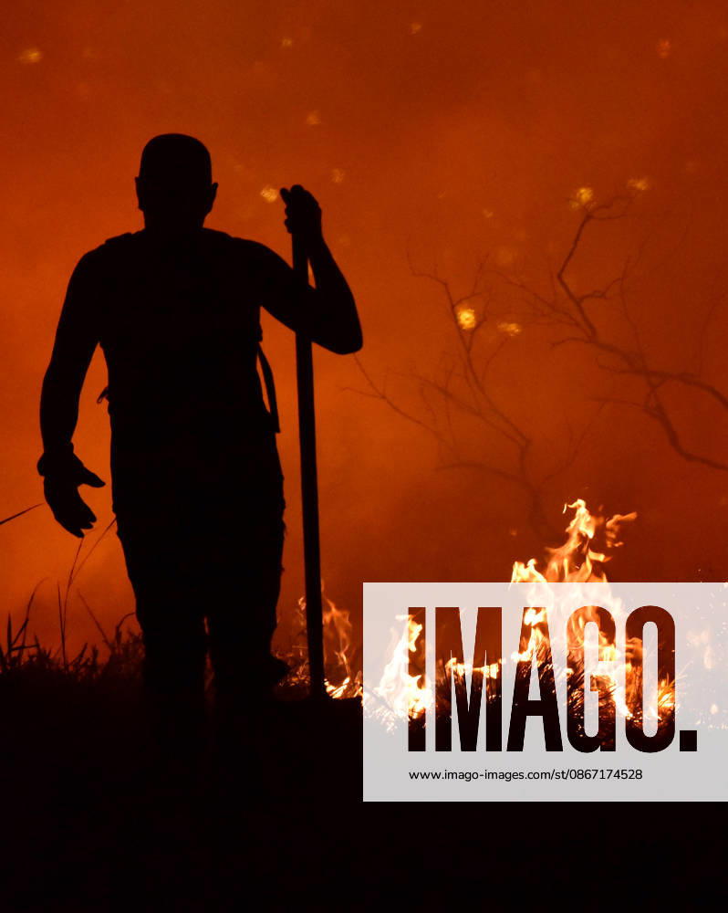 Wildfire puts Cali community in Altos de Menga neighborhood at risk CALI, COLOMBIA - SEPTEMBER 17: Firefighters and local residents work together to battle a fast-moving wildfire threatening homes in the Altos de Menga neighborhood in northern Cali, Colombia on September 17, 2026. Fueled by prolonged dry conditions, lack of rainfall, and strong winds, the blaze tore through hillside vegetation, impacting at least five homes and sending large plumes of smoke across the city as emergency crews navigated difficult mountainous terrain to contain the spread. Edwin Rodriguez Pipicano Anadolu Cali Colombia. Editorial use only. Please get in touch for any other usage.