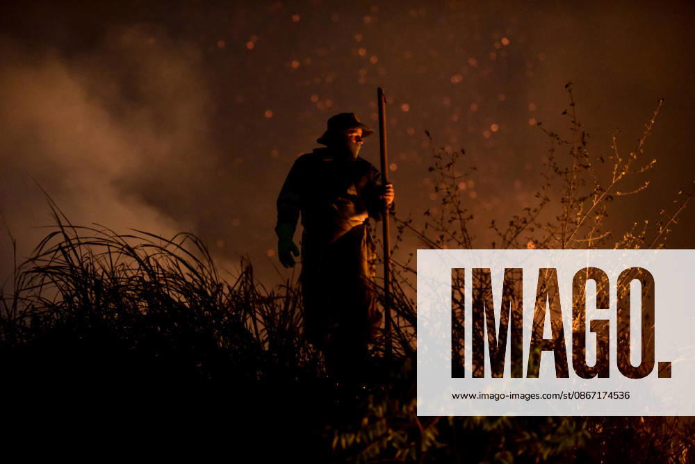 Wildfire puts Cali community in Altos de Menga neighborhood at risk CALI, COLOMBIA - SEPTEMBER 17: Firefighters and local residents work together to battle a fast-moving wildfire threatening homes in the Altos de Menga neighborhood in northern Cali, Colombia on September 17, 2026. Fueled by prolonged dry conditions, lack of rainfall, and strong winds, the blaze tore through hillside vegetation, impacting at least five homes and sending large plumes of smoke across the city as emergency crews navigated difficult mountainous terrain to contain the spread. Edwin Rodriguez Pipicano Anadolu Cali Colombia. Editorial use only. Please get in touch for any other usage.