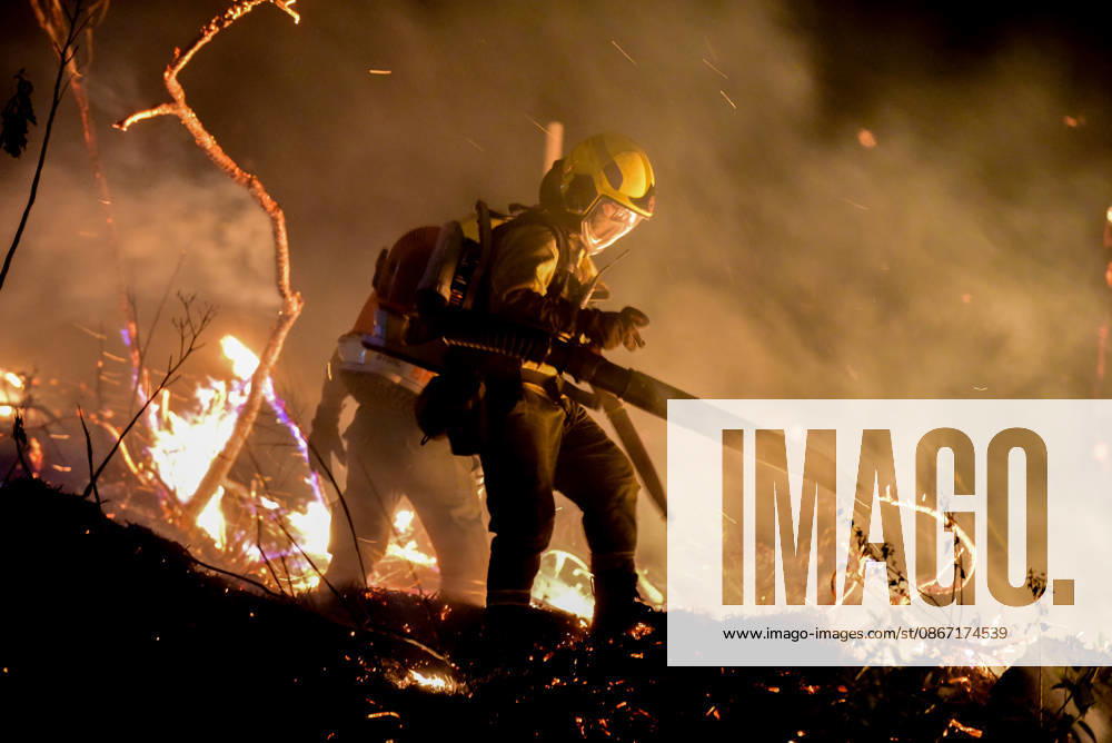 Wildfire puts Cali community in Altos de Menga neighborhood at risk CALI, COLOMBIA - SEPTEMBER 17: Firefighters and local residents work together to battle a fast-moving wildfire threatening homes in the Altos de Menga neighborhood in northern Cali, Colombia on September 17, 2026. Fueled by prolonged dry conditions, lack of rainfall, and strong winds, the blaze tore through hillside vegetation, impacting at least five homes and sending large plumes of smoke across the city as emergency crews navigated difficult mountainous terrain to contain the spread. Edwin Rodriguez Pipicano Anadolu Cali Colombia. Editorial use only. Please get in touch for any other usage.