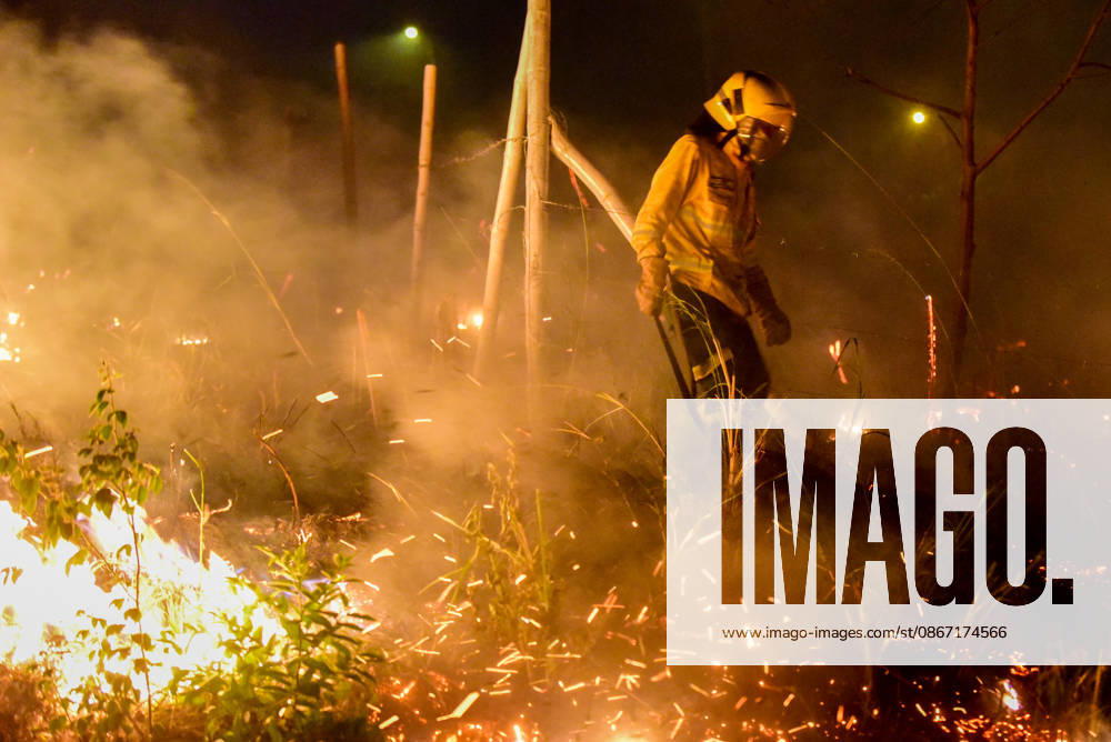 Wildfire puts Cali community in Altos de Menga neighborhood at risk CALI, COLOMBIA - SEPTEMBER 17: Firefighters and local residents work together to battle a fast-moving wildfire threatening homes in the Altos de Menga neighborhood in northern Cali, Colombia on September 17, 2026. Fueled by prolonged dry conditions, lack of rainfall, and strong winds, the blaze tore through hillside vegetation, impacting at least five homes and sending large plumes of smoke across the city as emergency crews navigated difficult mountainous terrain to contain the spread. Edwin Rodriguez Pipicano Anadolu Cali Colombia. Editorial use only. Please get in touch for any other usage.