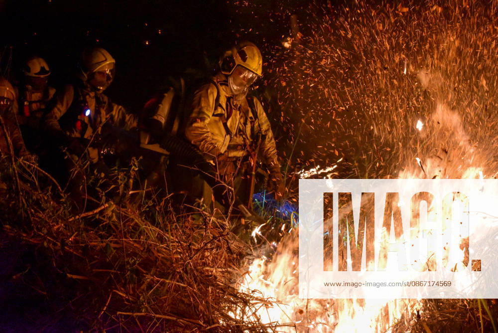 Wildfire puts Cali community in Altos de Menga neighborhood at risk CALI, COLOMBIA - SEPTEMBER 17: Firefighters and local residents work together to battle a fast-moving wildfire threatening homes in the Altos de Menga neighborhood in northern Cali, Colombia on September 17, 2026. Fueled by prolonged dry conditions, lack of rainfall, and strong winds, the blaze tore through hillside vegetation, impacting at least five homes and sending large plumes of smoke across the city as emergency crews navigated difficult mountainous terrain to contain the spread. Edwin Rodriguez Pipicano Anadolu Cali Colombia. Editorial use only. Please get in touch for any other usage.