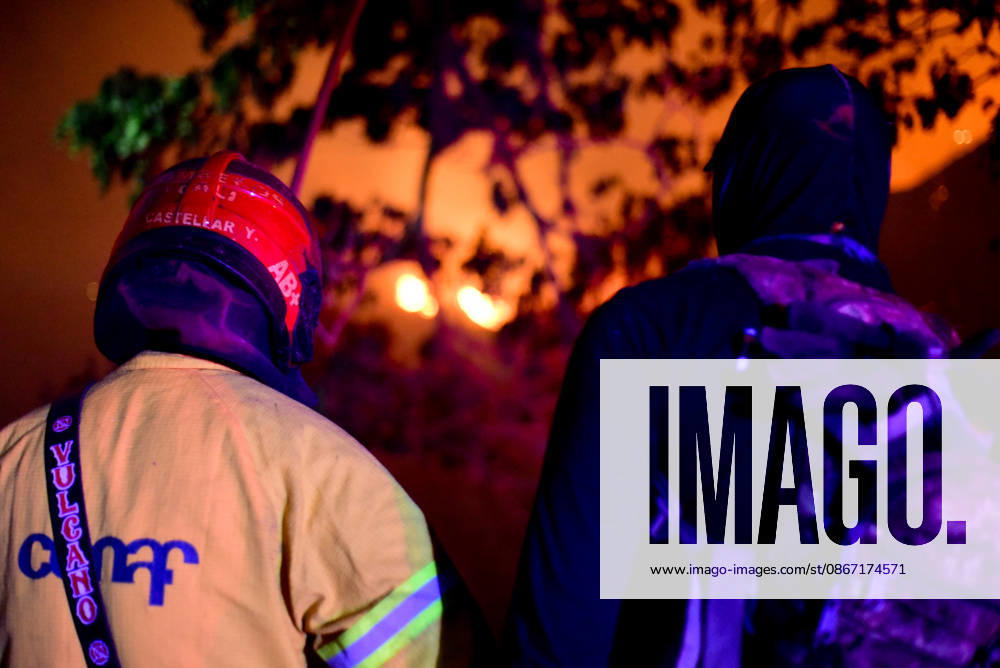 Wildfire puts Cali community in Altos de Menga neighborhood at risk CALI, COLOMBIA - SEPTEMBER 17: Firefighters and local residents work together to battle a fast-moving wildfire threatening homes in the Altos de Menga neighborhood in northern Cali, Colombia on September 17, 2026. Fueled by prolonged dry conditions, lack of rainfall, and strong winds, the blaze tore through hillside vegetation, impacting at least five homes and sending large plumes of smoke across the city as emergency crews navigated difficult mountainous terrain to contain the spread. Edwin Rodriguez Pipicano Anadolu Cali Colombia. Editorial use only. Please get in touch for any other usage.