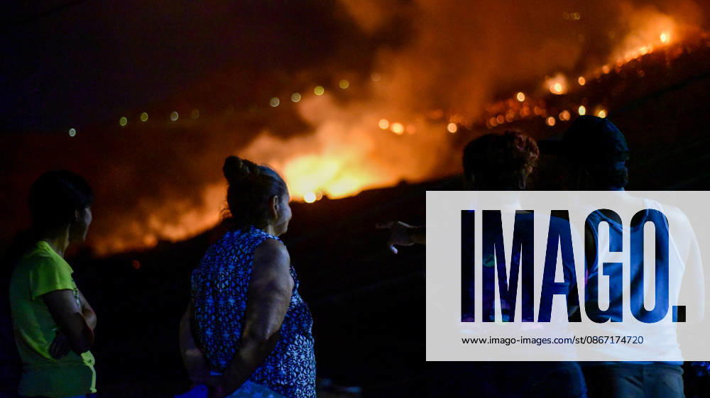 Wildfire puts Cali community in Altos de Menga neighborhood at risk CALI, COLOMBIA - SEPTEMBER 17: Firefighters and local residents work together to battle a fast-moving wildfire threatening homes in the Altos de Menga neighborhood in northern Cali, Colombia on September 17, 2026. Fueled by prolonged dry conditions, lack of rainfall, and strong winds, the blaze tore through hillside vegetation, impacting at least five homes and sending large plumes of smoke across the city as emergency crews navigated difficult mountainous terrain to contain the spread. Edwin Rodriguez Pipicano Anadolu Cali Colombia. Editorial use only. Please get in touch for any other usage.