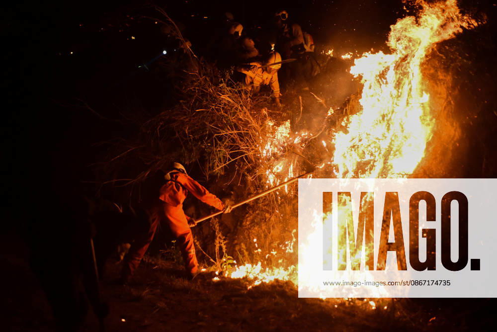 Wildfire puts Cali community in Altos de Menga neighborhood at risk CALI, COLOMBIA - SEPTEMBER 17: Firefighters and local residents work together to battle a fast-moving wildfire threatening homes in the Altos de Menga neighborhood in northern Cali, Colombia on September 17, 2026. Fueled by prolonged dry conditions, lack of rainfall, and strong winds, the blaze tore through hillside vegetation, impacting at least five homes and sending large plumes of smoke across the city as emergency crews navigated difficult mountainous terrain to contain the spread. Edwin Rodriguez Pipicano Anadolu Cali Colombia. Editorial use only. Please get in touch for any other usage.