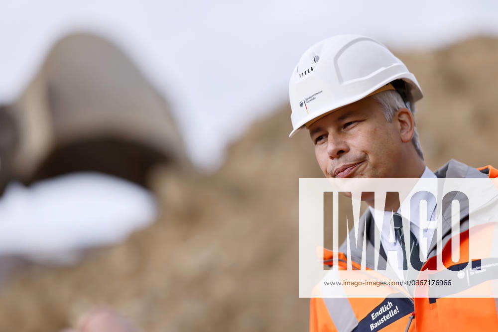Federal Transportation Minister Steffen Bilger (CDU) was briefed on the current status of demolition work on the approach bridge to Bonn s Nordbrücke during a visit. Bonn, September 17, 2026, North Rhine-Westphalia, Germany
