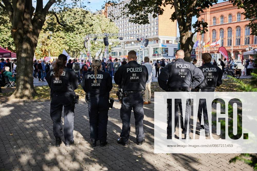 End of the Election Campaign: Die Linke ** ** **Police officers secure the closing event of Die Linke’s election campaign in front of the Rotes Rathaus. A new House of Representatives will be elected this coming Sunday. Germany, Berlin. Berlin. Copyright JörgxCarstensen