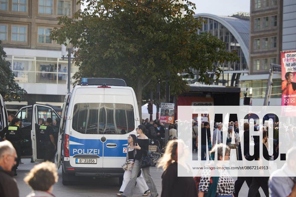 Campaign Wrap-Up: Die Linke ** FOR ** **Police officers secure the closing campaign rally of the Bündnis Sahra Wagenknecht (BSW) party on Alexanderplatz. This coming Sunday, a new House of Representatives will be elected. Germany, Berlin. Copyright JörgxCarstensen