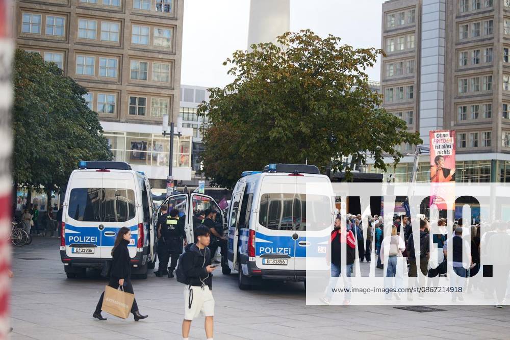 Campaign Wrap-Up: Die Linke ** FOR ** **Police officers secure the closing campaign rally of the Bündnis Sahra Wagenknecht (BSW) party on Alexanderplatz. This coming Sunday, a new House of Representatives will be elected. Germany, Berlin. Copyright JörgxCarstensen