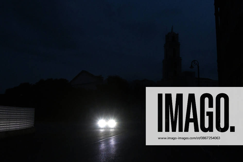 (260919) -- HAVANA, Sept. 19, 2026 -- A vehicle drives on a road during a nationwide blackout in Havana, capital of Cuba, Sept. 18, 2026. Cuba suffered another nationwide blackout on Friday after its national power grid completely collapsed, state utility Union Electrica (UNE) said. (Photo by Xinhua) CUBA-HAVANA-NATIONWIDE BLACKOUT JoaquinxHernandez