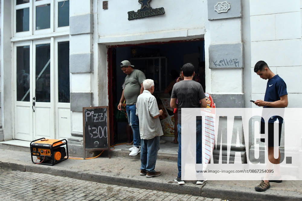 (260919) -- HAVANA, Sept. 19, 2026 -- People buy food at a deli equipped with an electric generator during a nationwide blackout in Havana, capital of Cuba, Sept. 18, 2026. Cuba suffered another nationwide blackout on Friday after its national power grid completely collapsed, state utility Union Electrica (UNE) said. (Photo by Xinhua) CUBA-HAVANA-NATIONWIDE BLACKOUT JoaquinxHernandez