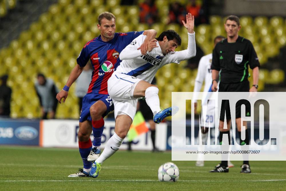 Diego Milito Inter Vasili Berezutski CSKA UEFA Champions League 2011 2012 CSKA Moscow vs Inter Milan Nuccix PaoloxNucci