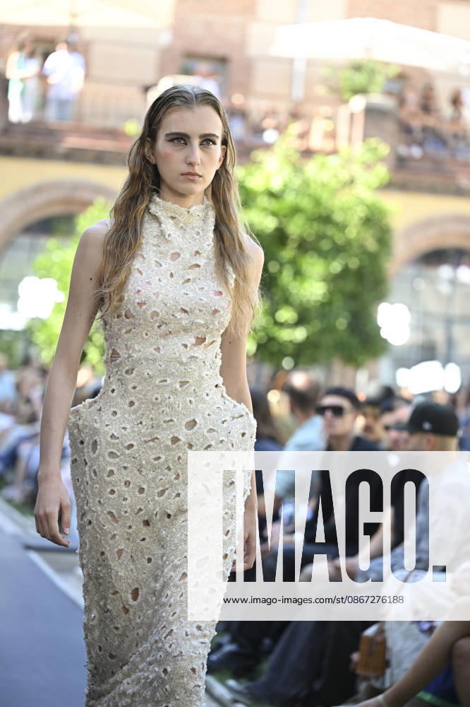 Apo Biyeyemete - Mercedes Benz Fashion Week Madrid, Spain - 19 Sep 2026 A model parades with Apo Biyeyemete a design during the Mercedes Benz Fashion Week Madrid at Cibeles Palace in Madrid. Madrid Spain