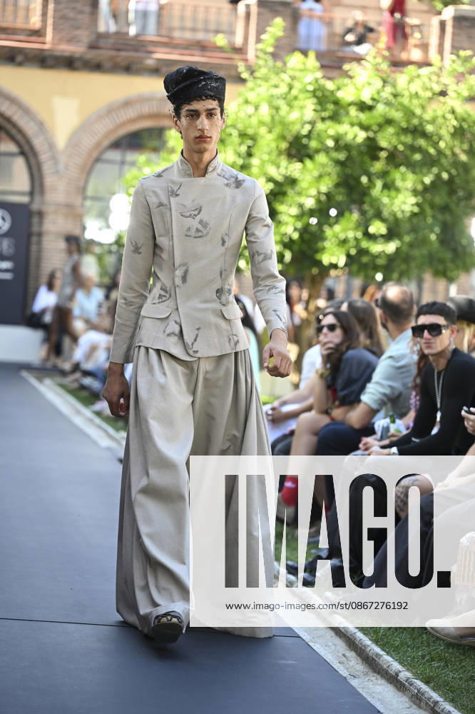 Apo Biyeyemete - Mercedes Benz Fashion Week Madrid, Spain - 19 Sep 2026 A model parades with Apo Biyeyemete a design during the Mercedes Benz Fashion Week Madrid at Cibeles Palace in Madrid. Madrid Spain