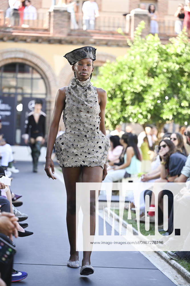 Apo Biyeyemete - Mercedes Benz Fashion Week Madrid, Spain - 19 Sep 2026 A model parades with Apo Biyeyemete a design during the Mercedes Benz Fashion Week Madrid at Cibeles Palace in Madrid. Madrid Spain