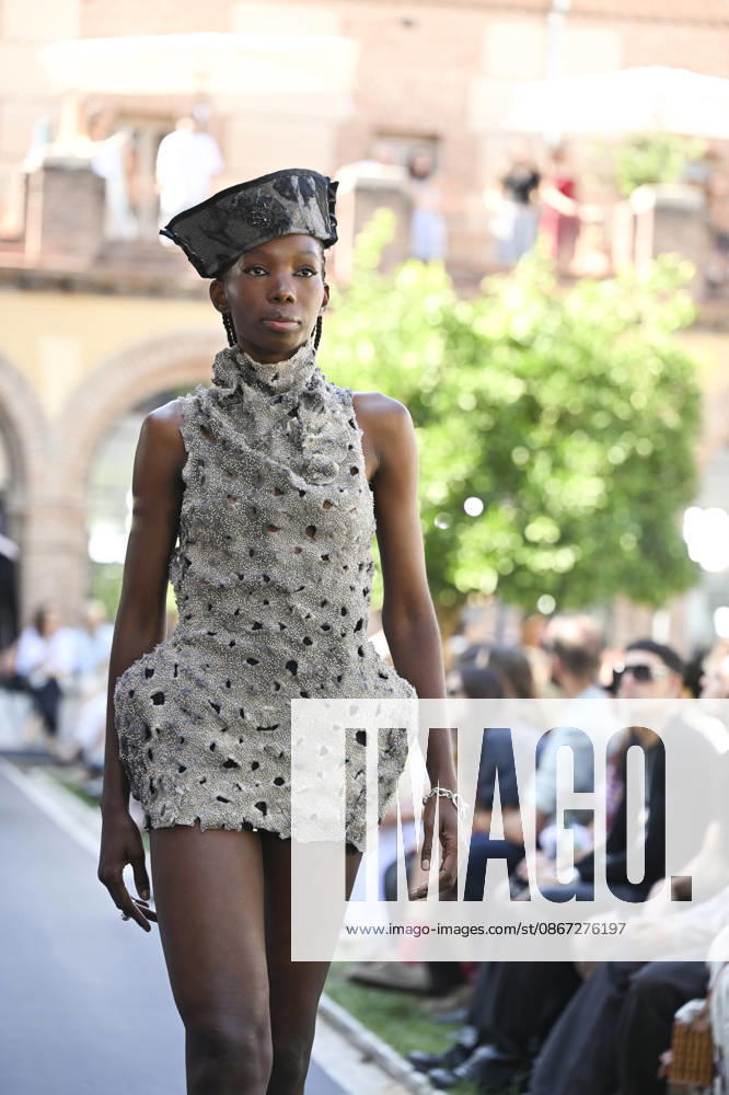 Apo Biyeyemete - Mercedes Benz Fashion Week Madrid, Spain - 19 Sep 2026 A model parades with Apo Biyeyemete a design during the Mercedes Benz Fashion Week Madrid at Cibeles Palace in Madrid. Madrid Spain