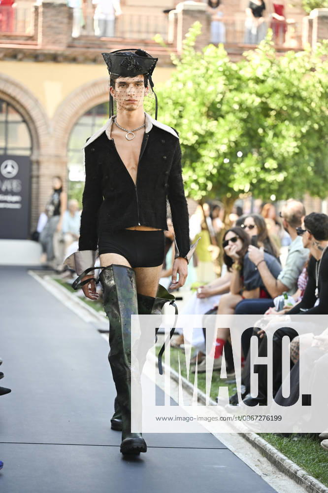 Apo Biyeyemete - Mercedes Benz Fashion Week Madrid, Spain - 19 Sep 2026 A model parades with Apo Biyeyemete a design during the Mercedes Benz Fashion Week Madrid at Cibeles Palace in Madrid. Madrid Spain