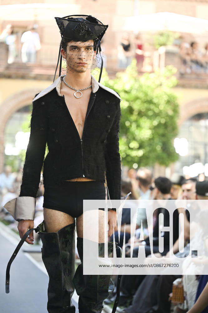 Apo Biyeyemete - Mercedes Benz Fashion Week Madrid, Spain - 19 Sep 2026 A model parades with Apo Biyeyemete a design during the Mercedes Benz Fashion Week Madrid at Cibeles Palace in Madrid. Madrid Spain