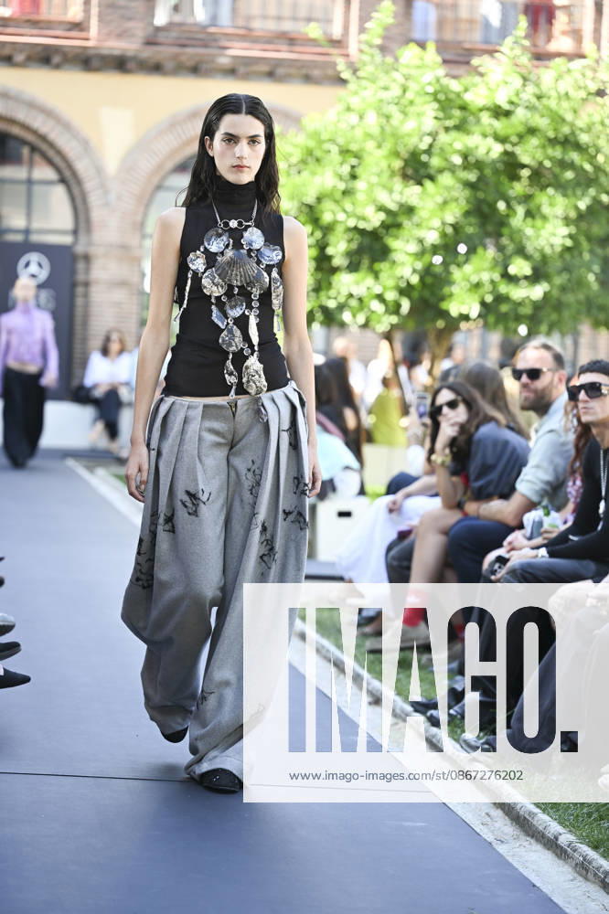 Apo Biyeyemete - Mercedes Benz Fashion Week Madrid, Spain - 19 Sep 2026 A model parades with Apo Biyeyemete a design during the Mercedes Benz Fashion Week Madrid at Cibeles Palace in Madrid. Madrid Spain