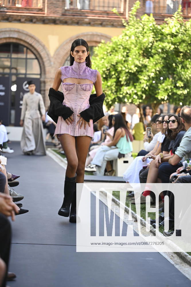 Apo Biyeyemete - Mercedes Benz Fashion Week Madrid, Spain - 19 Sep 2026 A model parades with Apo Biyeyemete a design during the Mercedes Benz Fashion Week Madrid at Cibeles Palace in Madrid. Madrid Spain