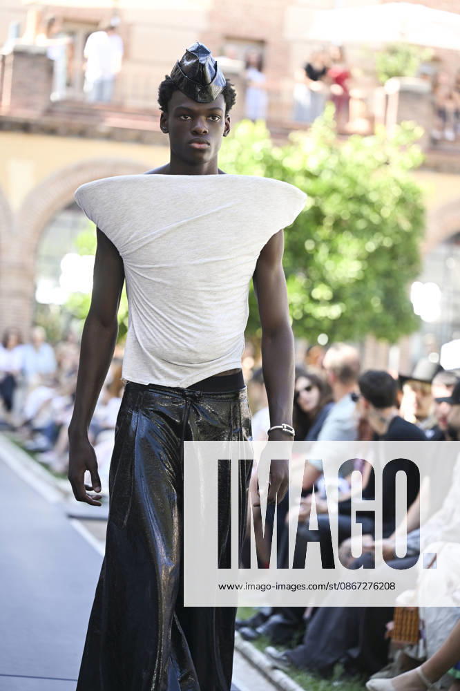 Apo Biyeyemete - Mercedes Benz Fashion Week Madrid, Spain - 19 Sep 2026 A model parades with Apo Biyeyemete a design during the Mercedes Benz Fashion Week Madrid at Cibeles Palace in Madrid. Madrid Spain