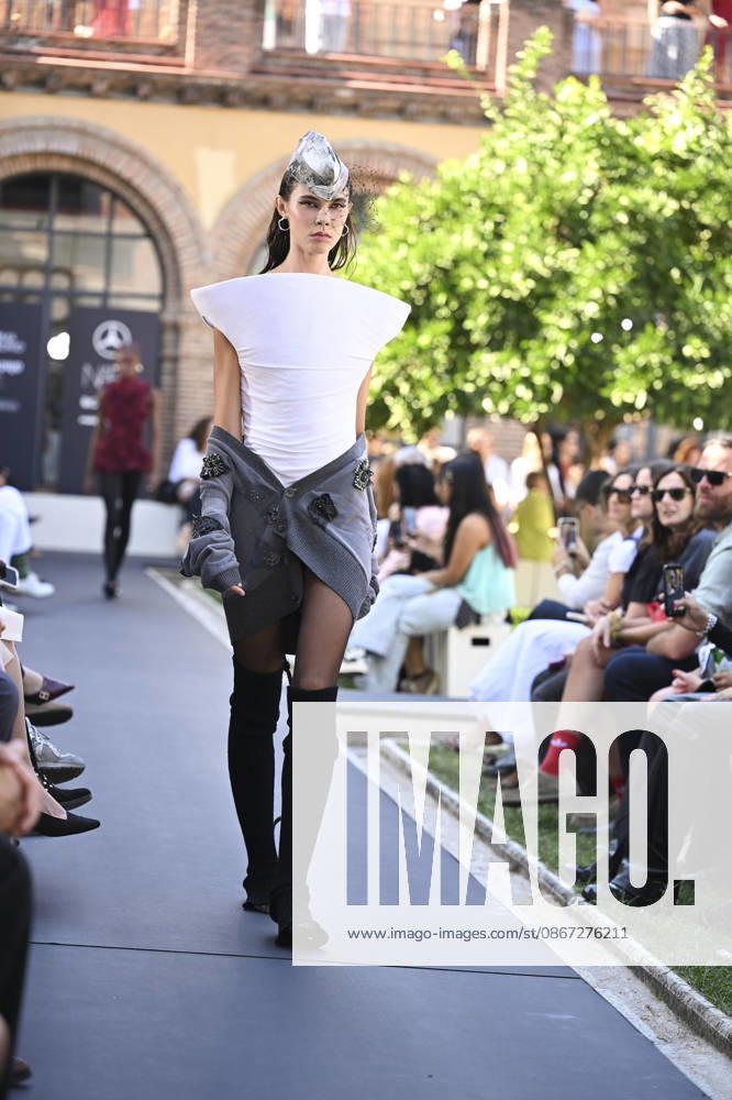 Apo Biyeyemete - Mercedes Benz Fashion Week Madrid, Spain - 19 Sep 2026 A model parades with Apo Biyeyemete a design during the Mercedes Benz Fashion Week Madrid at Cibeles Palace in Madrid. Madrid Spain