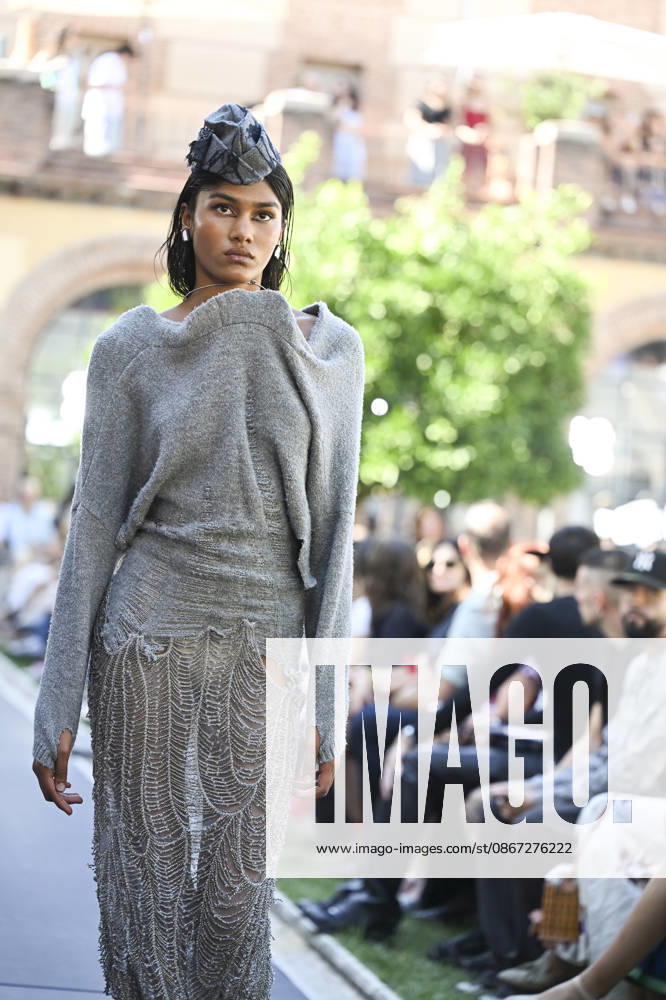 Apo Biyeyemete - Mercedes Benz Fashion Week Madrid, Spain - 19 Sep 2026 A model parades with Apo Biyeyemete a design during the Mercedes Benz Fashion Week Madrid at Cibeles Palace in Madrid. Madrid Spain