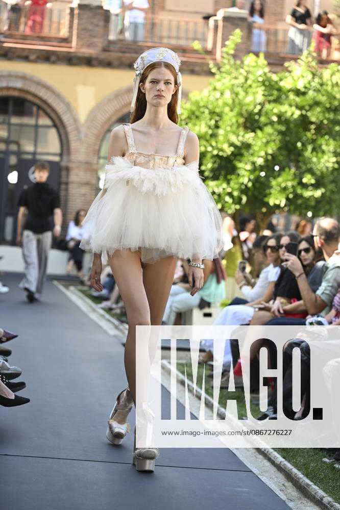 Apo Biyeyemete - Mercedes Benz Fashion Week Madrid, Spain - 19 Sep 2026 A model parades with Apo Biyeyemete a design during the Mercedes Benz Fashion Week Madrid at Cibeles Palace in Madrid. Madrid Spain