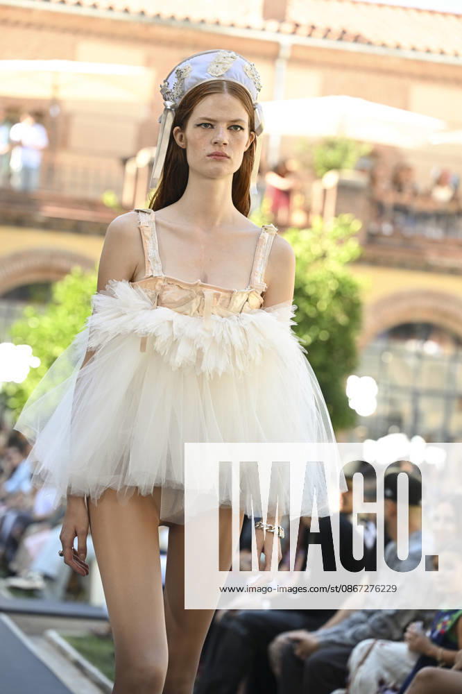 Apo Biyeyemete - Mercedes Benz Fashion Week Madrid, Spain - 19 Sep 2026 A model parades with Apo Biyeyemete a design during the Mercedes Benz Fashion Week Madrid at Cibeles Palace in Madrid. Madrid Spain