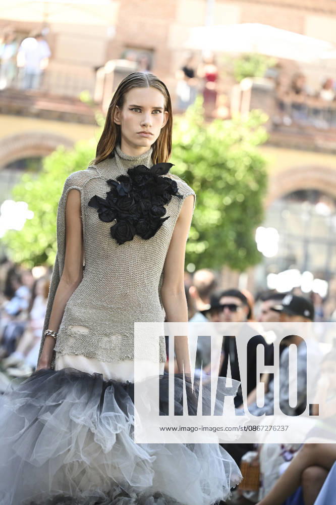 Apo Biyeyemete - Mercedes Benz Fashion Week Madrid, Spain - 19 Sep 2026 A model parades with Apo Biyeyemete a design during the Mercedes Benz Fashion Week Madrid at Cibeles Palace in Madrid. Madrid Spain