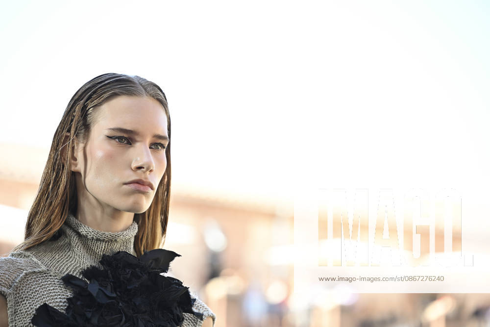 Apo Biyeyemete - Mercedes Benz Fashion Week Madrid, Spain - 19 Sep 2026 A model parades with Apo Biyeyemete a design during the Mercedes Benz Fashion Week Madrid at Cibeles Palace in Madrid. Madrid Spain
