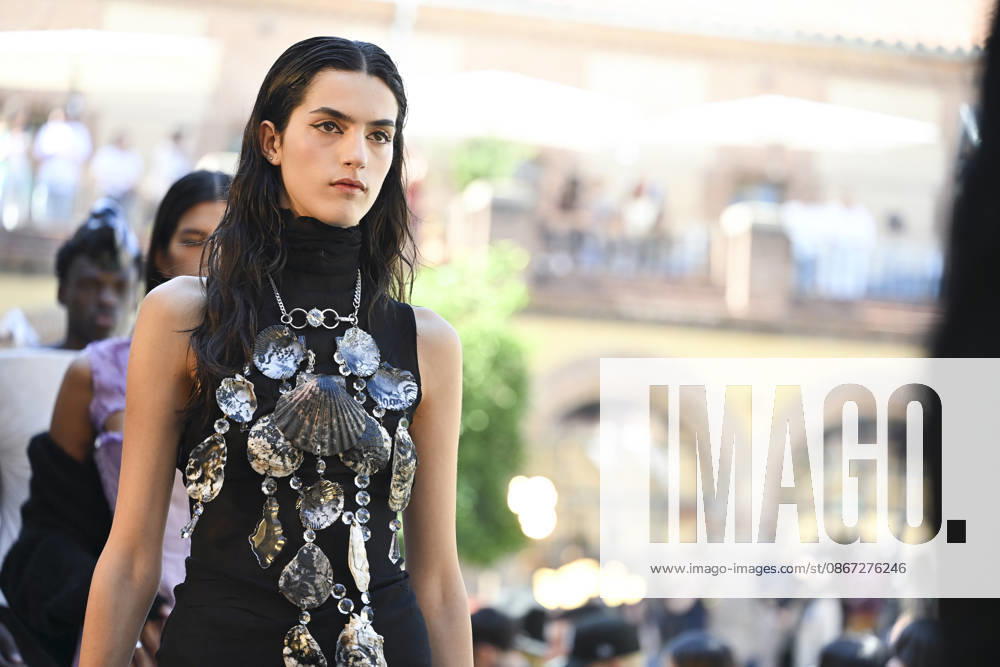 Apo Biyeyemete - Mercedes Benz Fashion Week Madrid, Spain - 19 Sep 2026 A model parades with Apo Biyeyemete a design during the Mercedes Benz Fashion Week Madrid at Cibeles Palace in Madrid. Madrid Spain