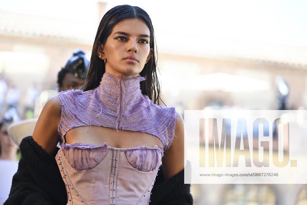 Apo Biyeyemete - Mercedes Benz Fashion Week Madrid, Spain - 19 Sep 2026 A model parades with Apo Biyeyemete a design during the Mercedes Benz Fashion Week Madrid at Cibeles Palace in Madrid. Madrid Spain
