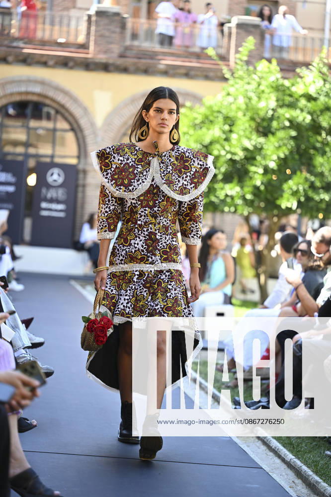 Apo Biyeyemete - Mercedes Benz Fashion Week Madrid, Spain - 19 Sep 2026 A model parades with Apo Biyeyemete a design during the Mercedes Benz Fashion Week Madrid at Cibeles Palace in Madrid. Madrid Spain