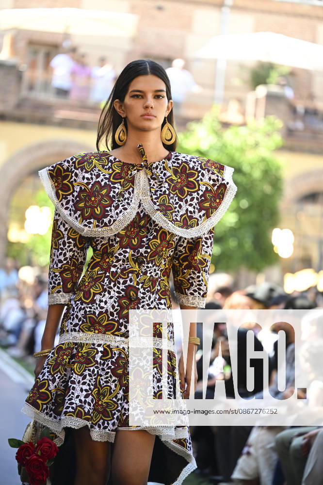 Apo Biyeyemete - Mercedes Benz Fashion Week Madrid, Spain - 19 Sep 2026 A model parades with Apo Biyeyemete a design during the Mercedes Benz Fashion Week Madrid at Cibeles Palace in Madrid. Madrid Spain